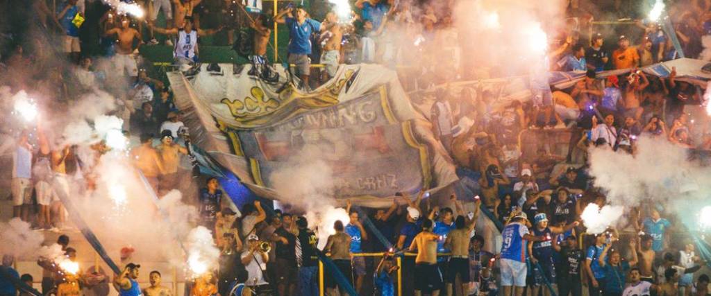 La hinchada de Blooming se lució con un recibimiento espectacular para su equipo ante Independiente.