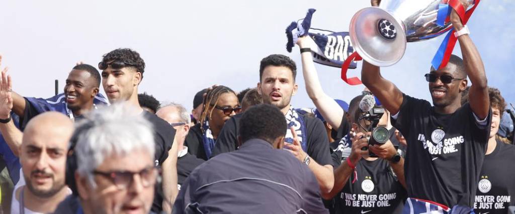 El equipo parisino festejó la obtención del título de la Champions ante más de 80.000 personas en París.