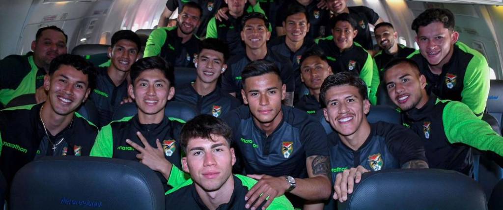 Los jugadores de la Verde y una foto para el recuerdo en el avión antes de partir a Barranquilla.