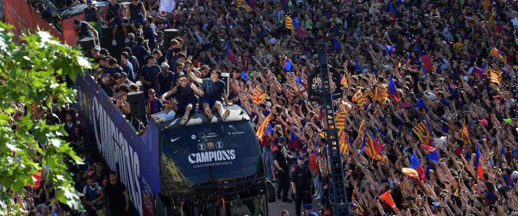 Una gran cantidad de hinchas inundaron las calles de Barcelona para celebrar el título de Liga de España.