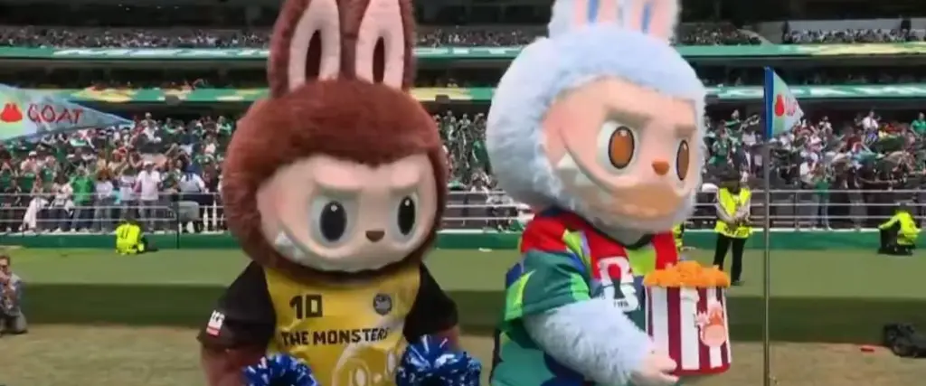 Los muñecos se robaron el show durante su aparición en la ceremonia de la Copa del Mundo.