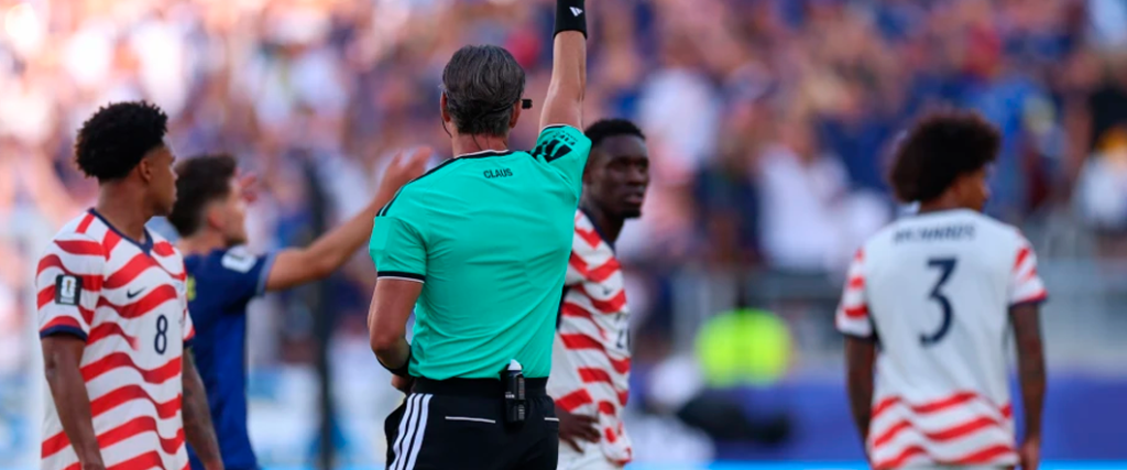 Balogun fue expulsado en el partido entre Estados Unidos ante Bosnia y Herzegovina.