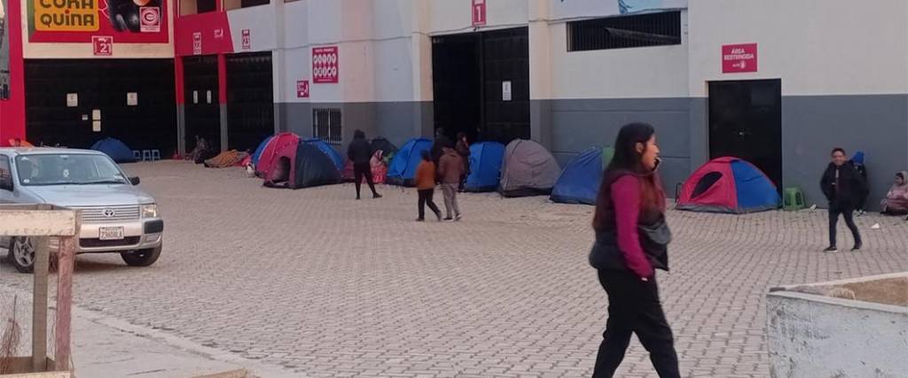 Los aficionados dormirán en las afueras del estadio de Villa Ingenio para comprar una entrada para el partido de Bolivia.