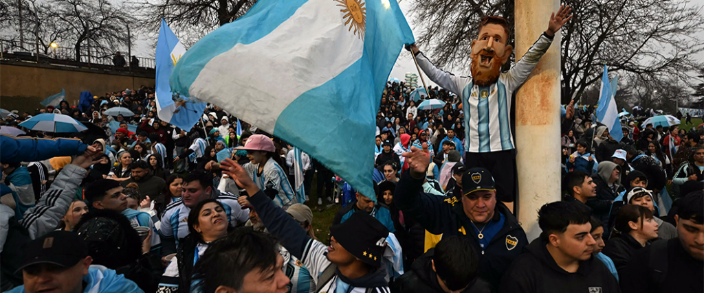 Miles de aficionados se reunieron para acompañar a la Albiceleste en su regreso desde Nueva York.