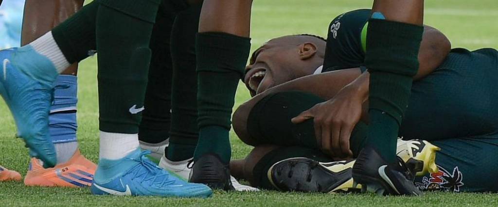 El defensor colombiano Hubert Sánchez sufrió una grave lesión durante el compromiso en Cochabamba.