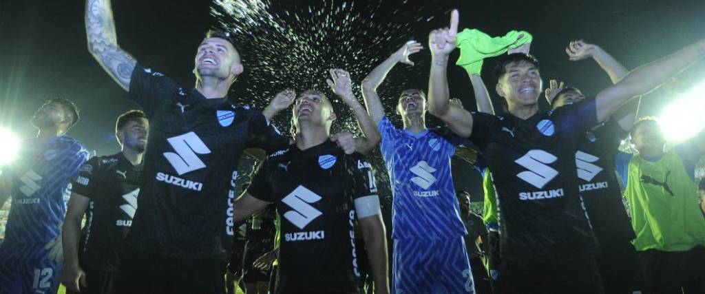 Los jugadores de Bolívar terminaron celebrando en cancha del estadio Tahuichi tras vencer a Oriente por 1-4.