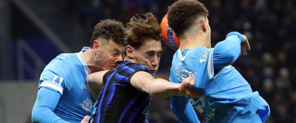 El duelo que enfrentaba al líder del fútbol italiano con uno de sus escoltas terminó igualado 2-2 en San Siro.