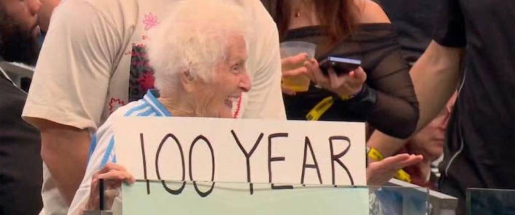 A pesar de tener 100 años, Pauline Kana sigue apoyando al campeón del mundo.