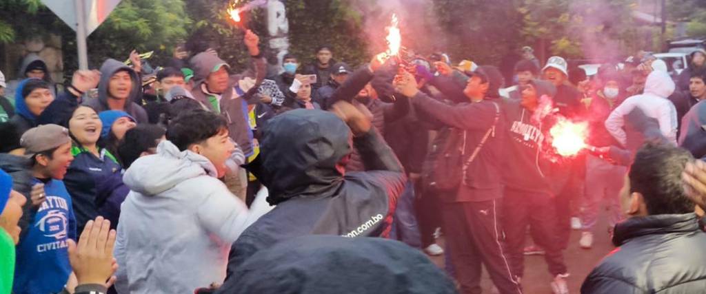 Los miembros de la barra Los de Siempre se dieron cita en las afueras de la sede de San Antonio.