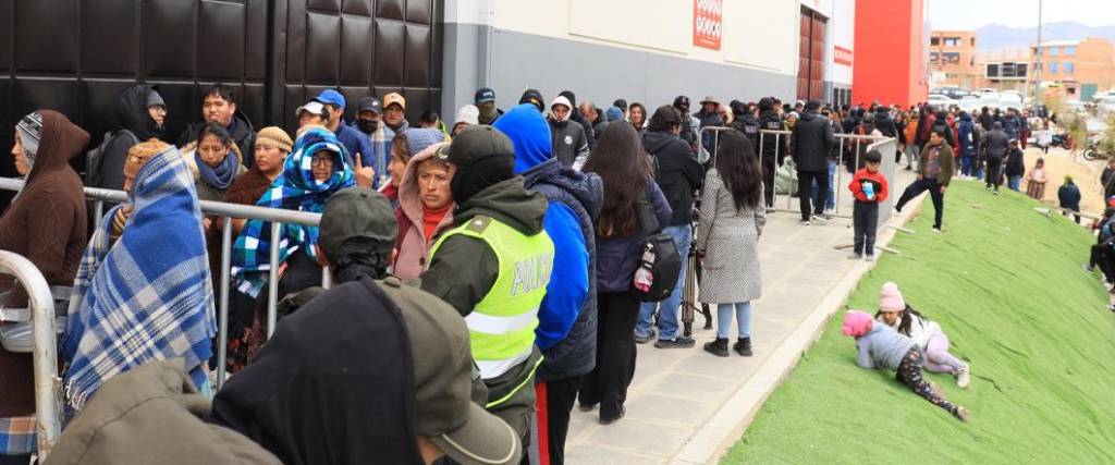 Miles de aficionados hicieron filas en las afueras del estadio de Villa Ingenio para comprar una entrada.