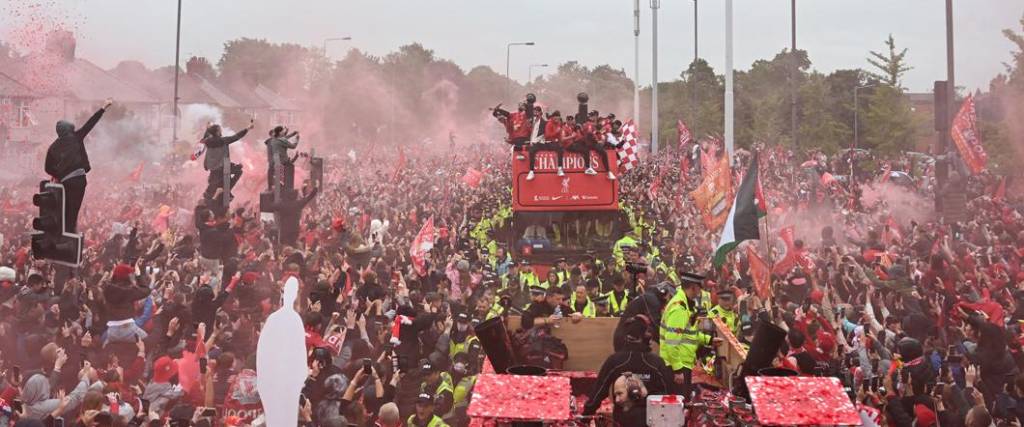 Una multitud de aficionados de Liverpool celebraron el título de la Premier League en las calles.