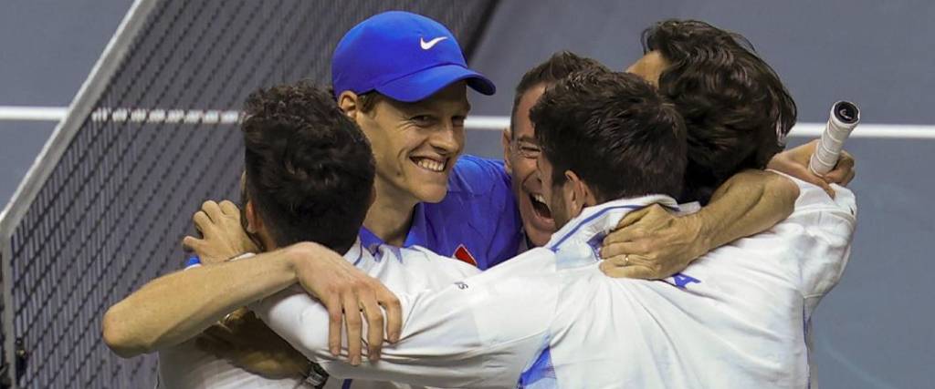 El equipo italiano obtuvo la victoria de la mano del tenista Jannik Sinner, quien ganó el punto definitivo.