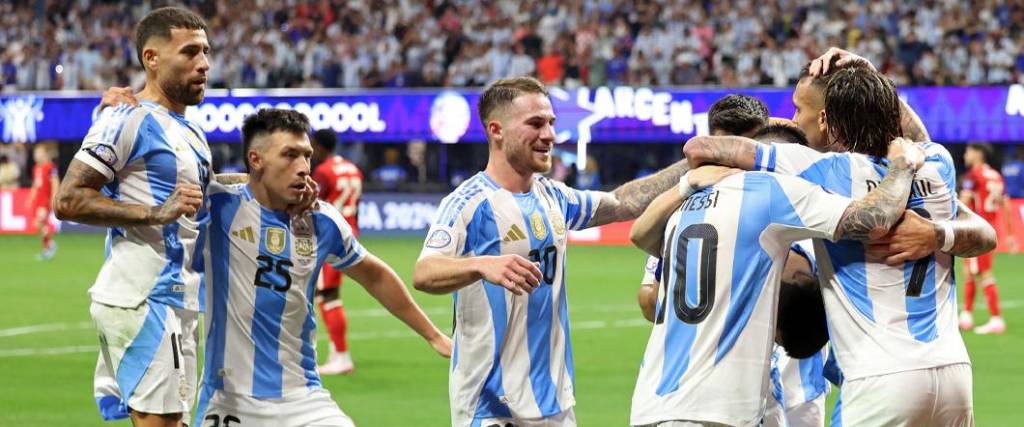 El conjunto albiceleste logró una victoria por 2-0 ante Canadá con goles de Álvarez y Martínez.