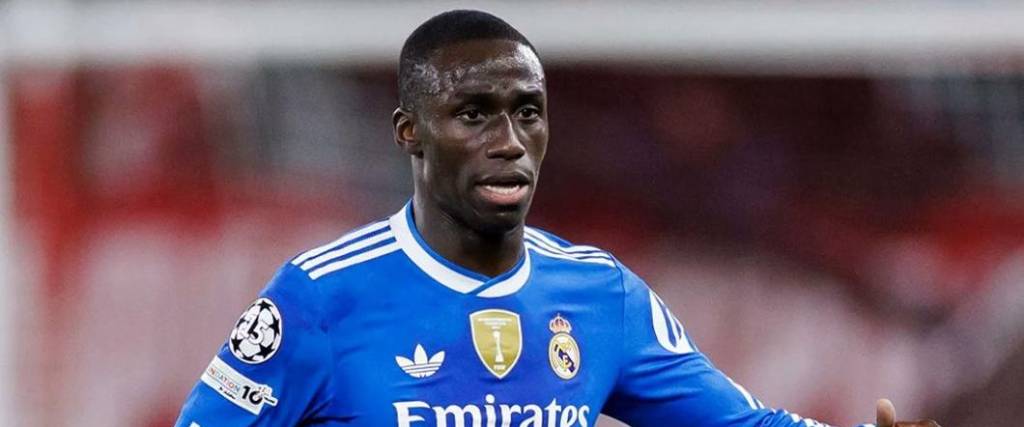 El defensor francés volvió a jugar hace poco tras siete meses ausente por lesión. Se volvió a lesión el lunes.