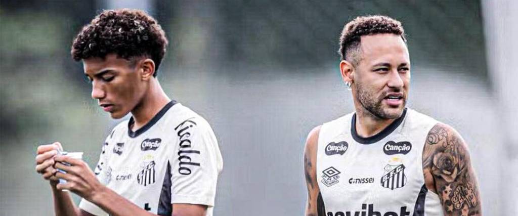 El astro brasileño es acusado de agredir al joven delantero del club paulista durante un entrenamiento.