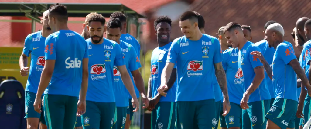 Algunos jugadores de la selección brasileña se recuperan tras el desgastante debut en el Mundial.