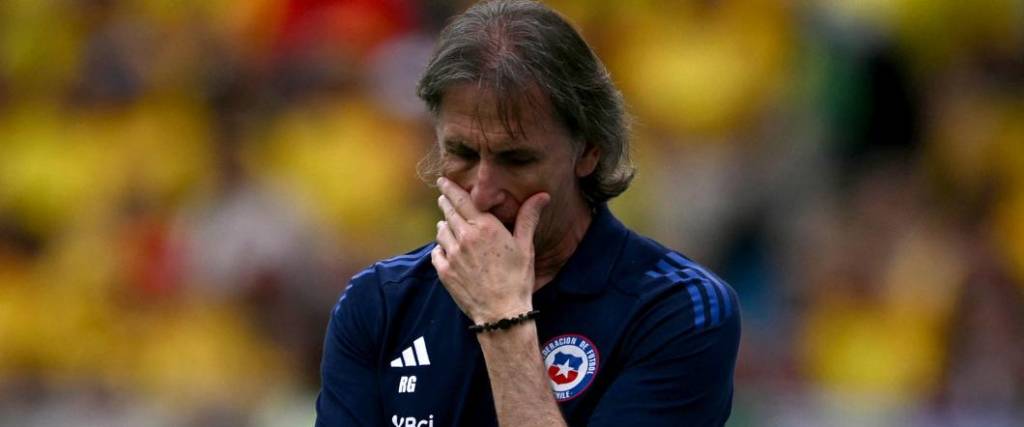 El entrenador argentino está en el ojo de la tormenta y los hinchas chilenos exigen su salida de la Roja.