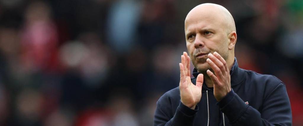 El técnico neerlandés se despidió de Liverpool tras una temporada irregular en el equipo inglés.
