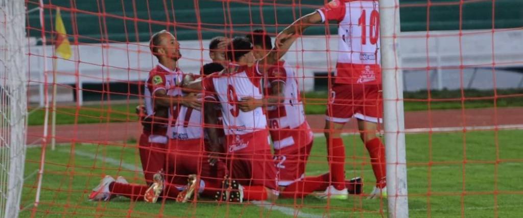 El cuadro chuquisaqueño obtuvo un triunfo en condición de local tras vencer a FC Universitario por 3-2.