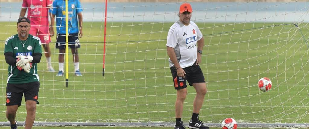 El entrenador Néstor Lorenzo fue el encargado de dirigir la práctica de los jugadores de Colombia.