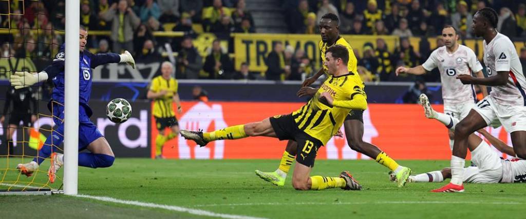 El gol marcado por el Dortmund no subió al marcador por posición adelantada que cobró el árbitro.