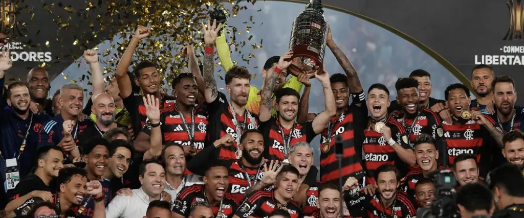 El equipo rojinegro logró el cuarto título de su historia tras vencer por la mínima diferencia a Palmeiras.