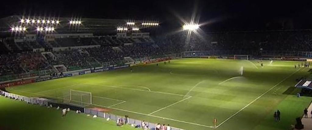 Así estuvo iluminada la cancha del estadio Tahuichi para el compromiso entre Blooming y San Antonio.