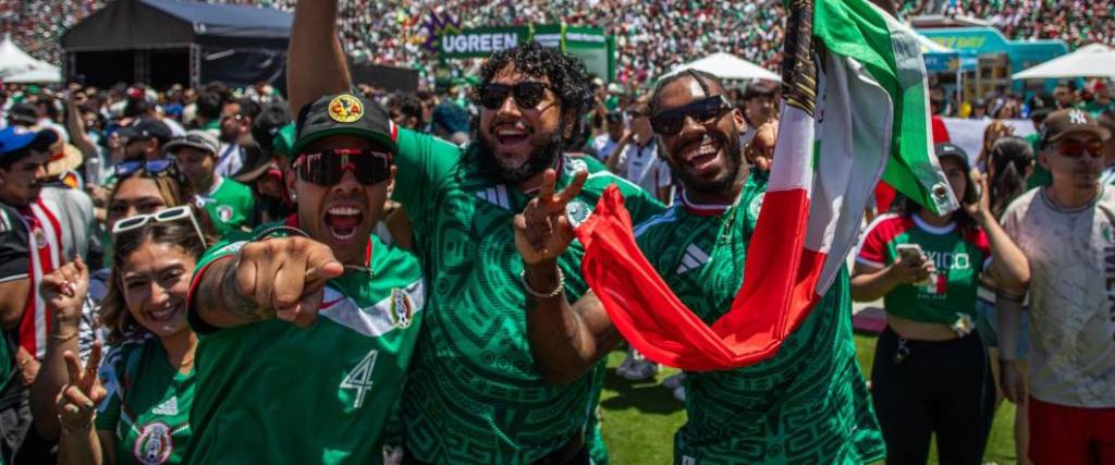 Los hinchas de México celebraron la victoria del ‘Tri’, que venció 2-0 a Sudáfrica en el inicio del Mundial.