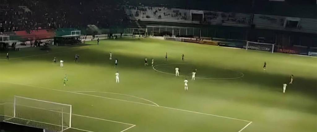 La iluminación del estadio Tahuichi fue blanco de críticas por parte de los medios de prensa internacionales.