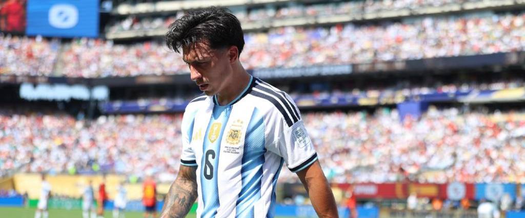 Lisandro Martínez tuvo que abandonar la gran final del partido debido a una lesión muscular.
