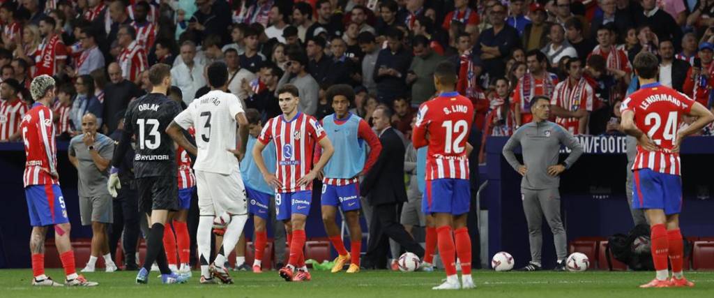 El derbi de Madrid tuvo que ser suspendido por 10 minutos a raíz de los objetos lanzados al campo de juego.