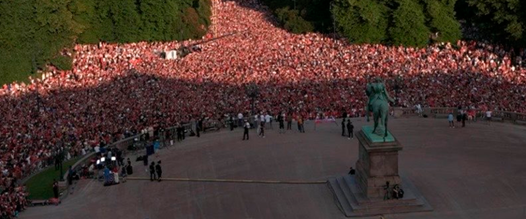 El recibiento de la selección nórdica con una multitud de aficionados haciendo el remo vikingo