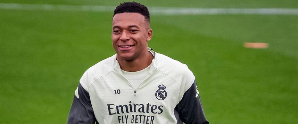 El delantero francés no entrenó con normalidad debido a problemas con su rodilla izquierda.