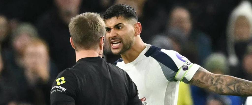 El defensor argentino será investigado por conducta agresiva tras ser expulsado en el partido con Liverpool.