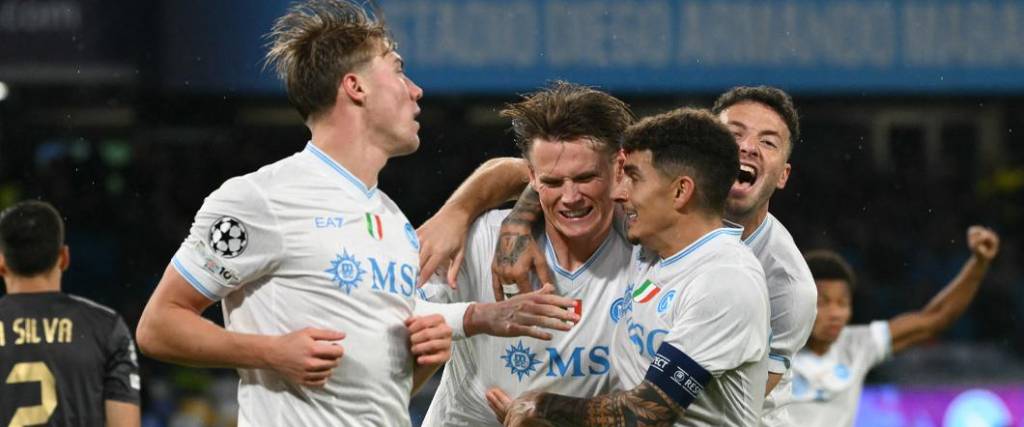 El equipo napolitano homenajeó a su ídolo Diego Maradona con una victoria por 2-0 ante Qarabag.