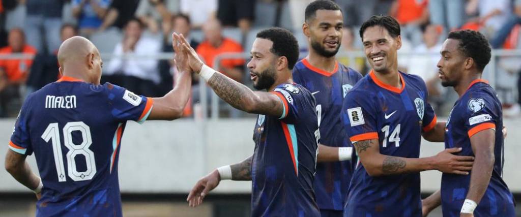 El delantero del Corinthians marcó dos goles para superar la marca de 50 goles de Robin van Persie.