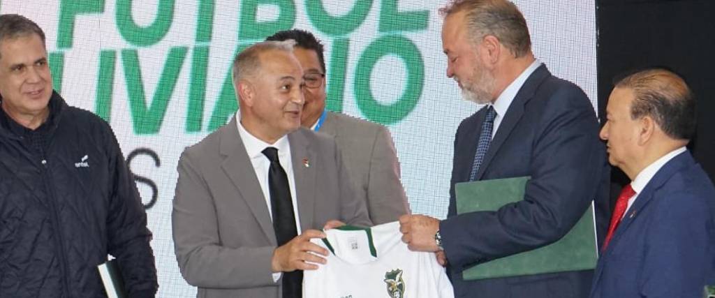El presidente de la FBF firmó un nuevo contrato con Entel, que generará $us 1 millón para los clubes.