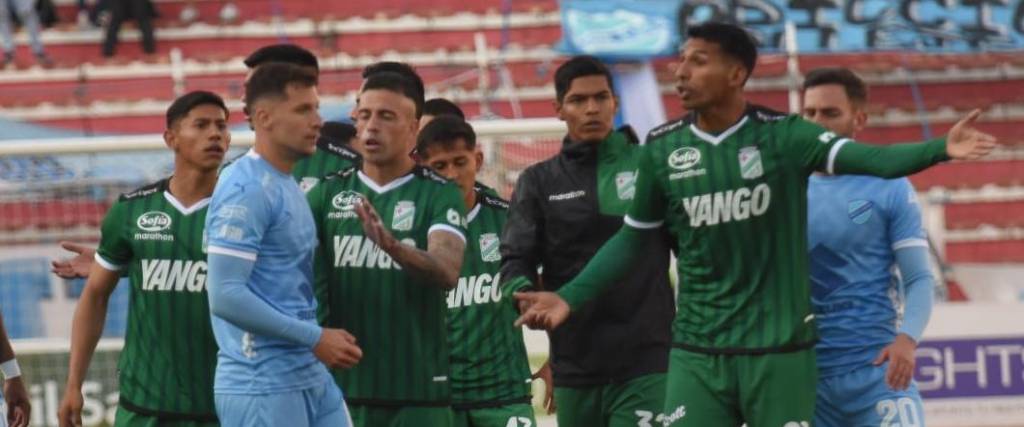 Los jugadores de Bolívar reclamaron a los de Oriente por la acción que derivó en el penal y la lesión de Anderson.