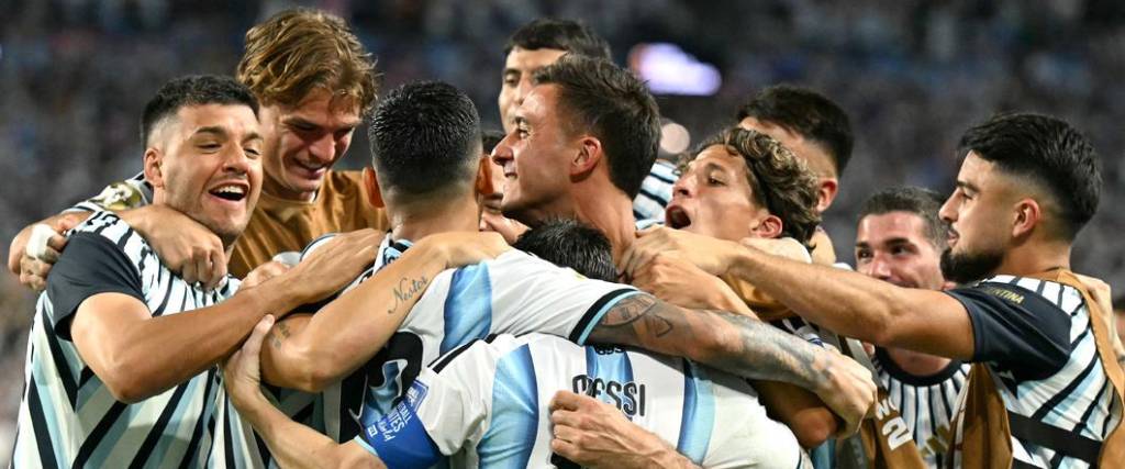 La selección albiceleste logró una victoria por 3-2 para meterse a octavos de final de la Copa del Mundo.