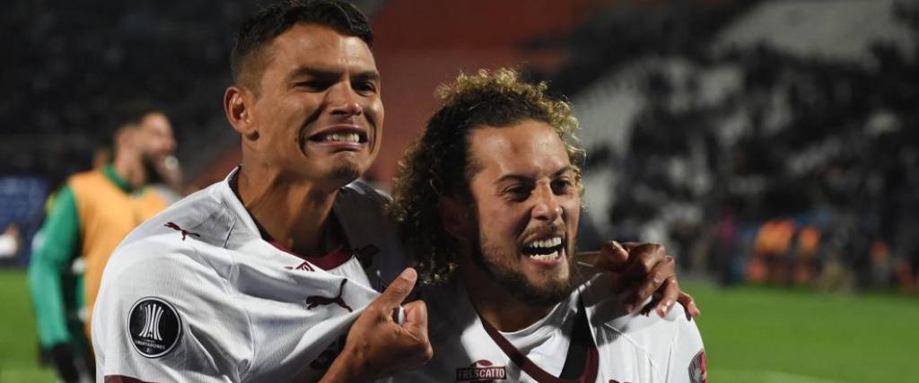 Guga (dcha.) marcó el último penal para Fluminense en la definición ante Independiente Rivadavia.