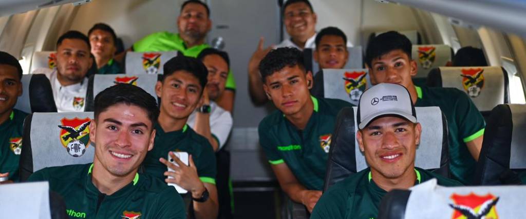 Los jugadores de la Verde arribaron a Santiago tras un viaje desde Santa Cruz, que tuvo escala en Asunción.