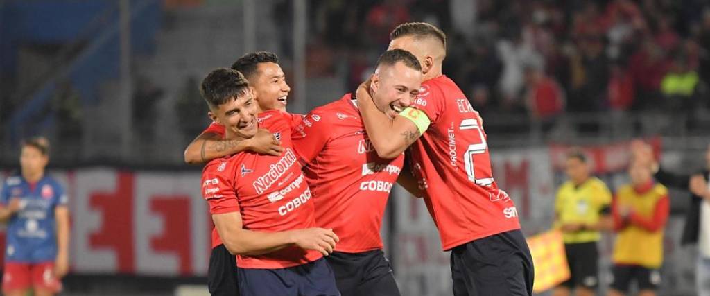 Rodrigo Amaral anotó el 3-0 a favor del conjunto cochabambino con un golazo desde la mitad de la cancha.