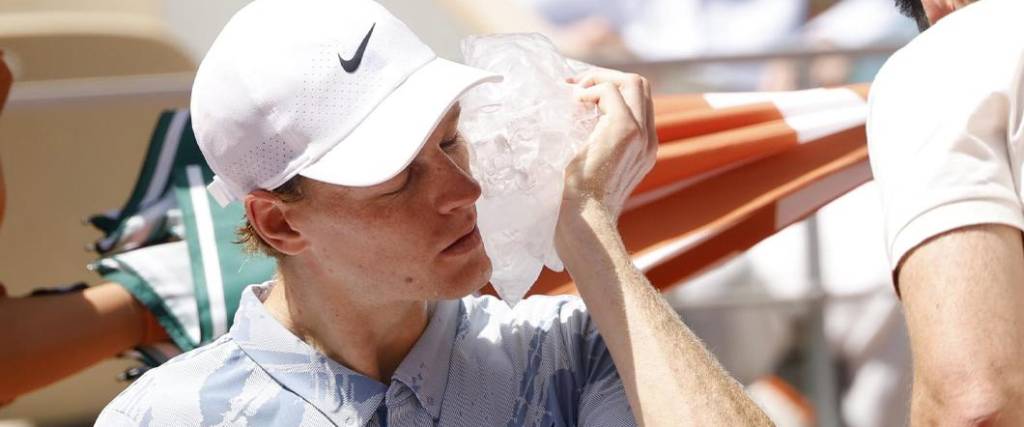 El tenista italiano tuvo problemas durante su duelo ante Cerúndolo debido al intenso calor en París.