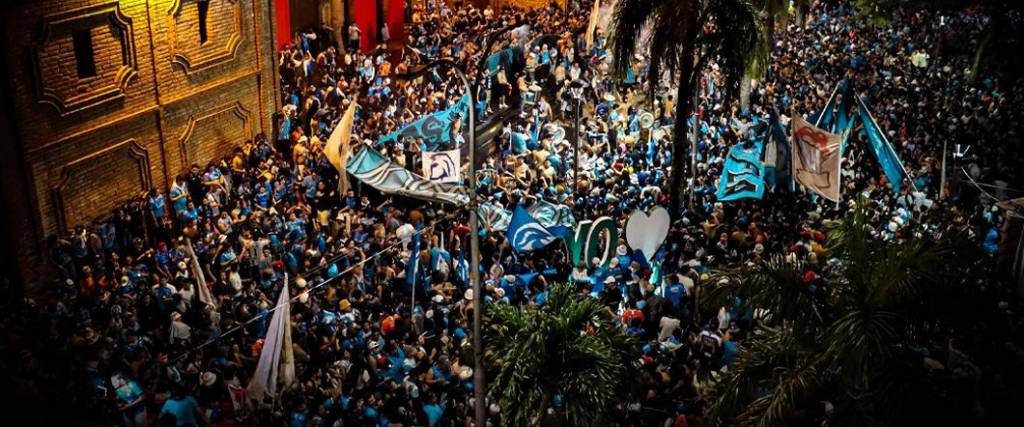 Los hinchas de la academia llegaron hasta la plaza 24 de septiembre para festejar los 80 años del club.