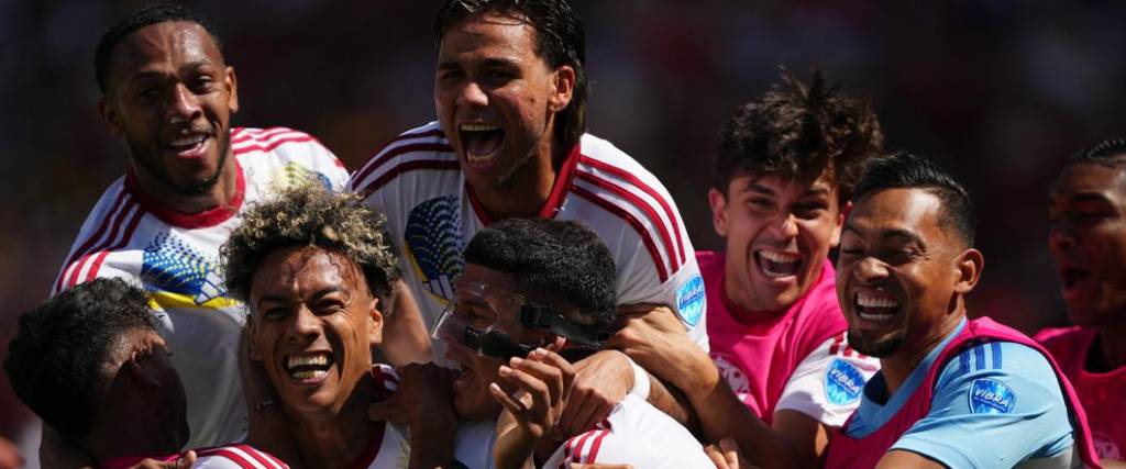 Los jugadores venezolanos festejan el tanto conseguido por el delantero Cádiz para el 1-1 parcial.