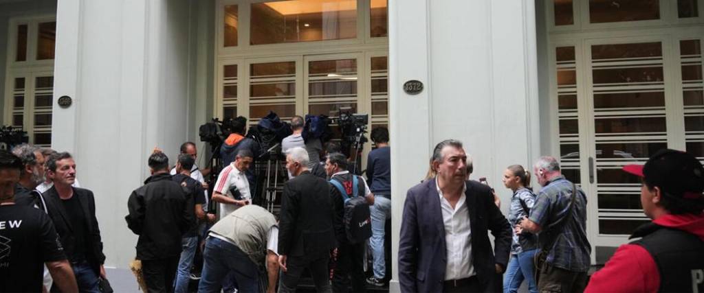 Las oficinas de la AFA fueron allanadas en el marco de una investigación de lavado de dinero.