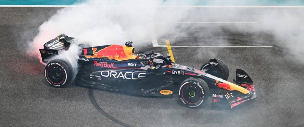 Verstappen festejando sobre su máquina