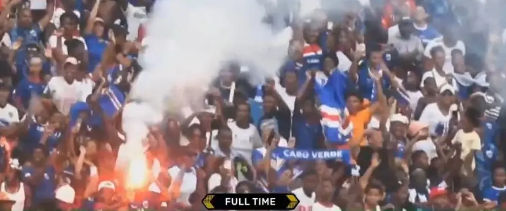 Los hinchas de Cabo Verde invadieron el campo de juego tras la victoria ante Camerún por 1-0.