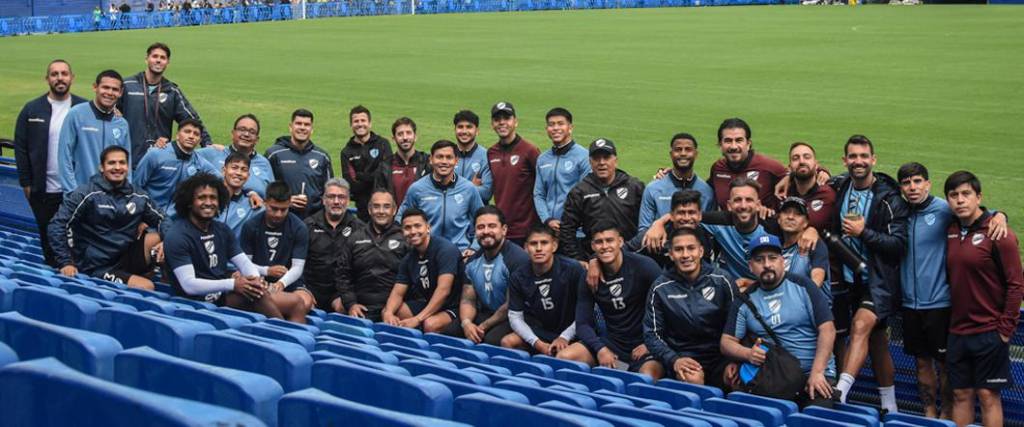La academia paceña visitó el estadio de Boca Juniors durante su entrenamiento de este domingo.
