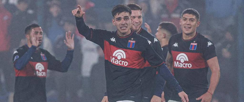El equipo argentino logró su clasificación a octavos de final con un 4-2 global ante Nacional de Uruguay.
